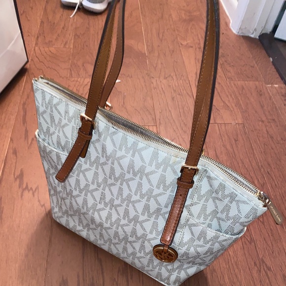 ⭕️SOLD⭕️ Michael Kors purse - Picture 4 of 5